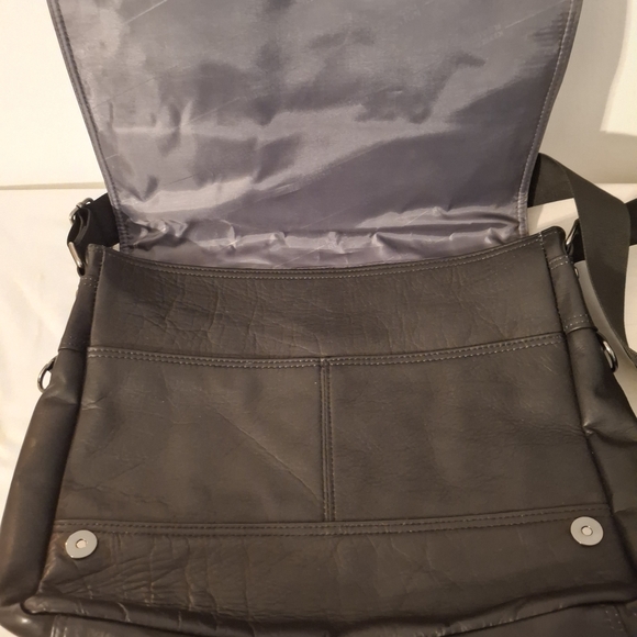 Kenneth Cole Reaction Black Leather Messenger Bag with Structured Design - Picture 3 of 11